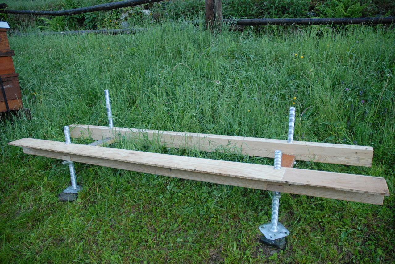 Base de colmena con patas de andamio para establecer colonias de abejas.