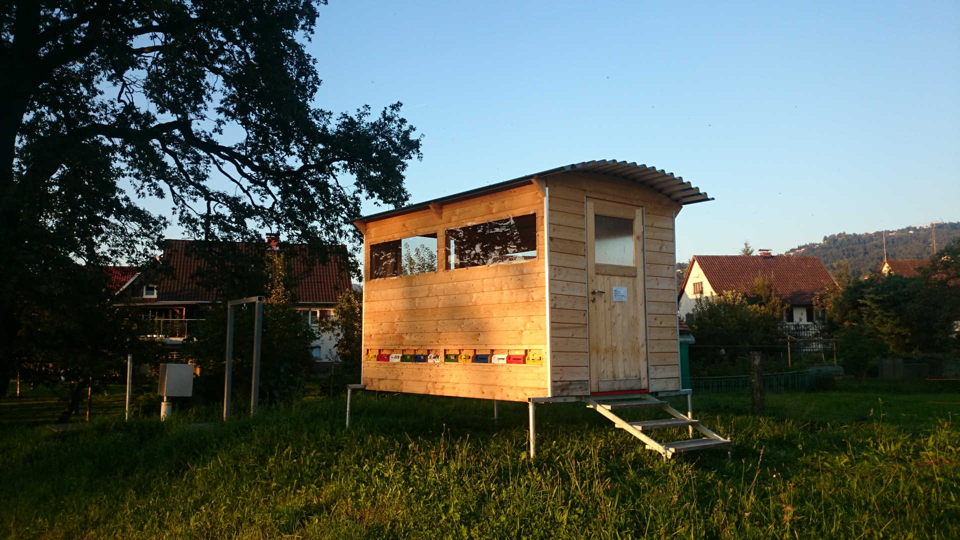 BeeMobil - The mobile bee house for traveling with 13 bee colonies.